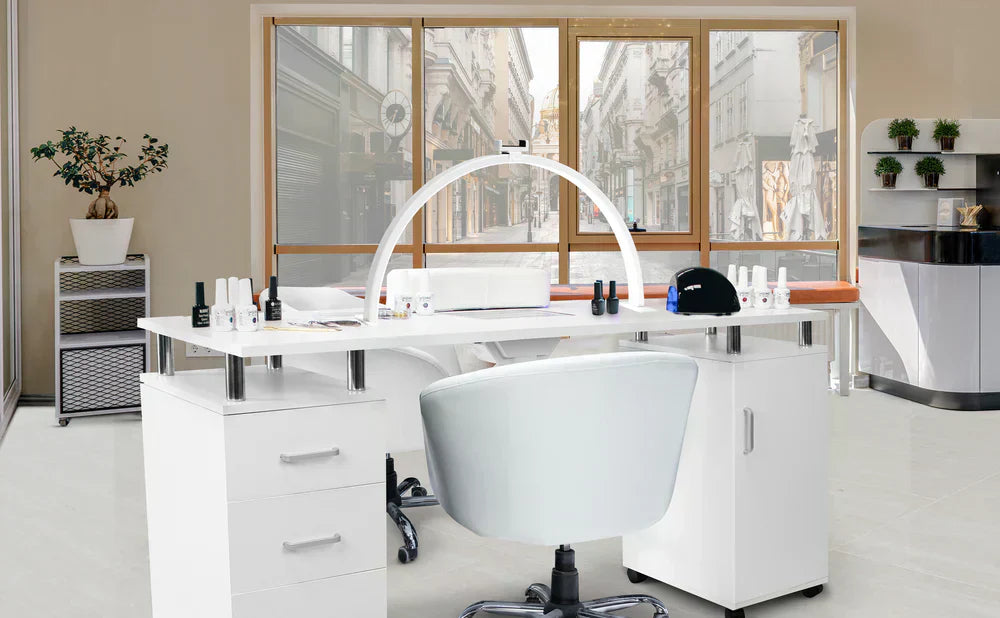 Salone di bellezza moderno con arredi bianchi, sedia ergonomica, tavolo da lavoro e prodotti per la cura delle unghie in esposizione