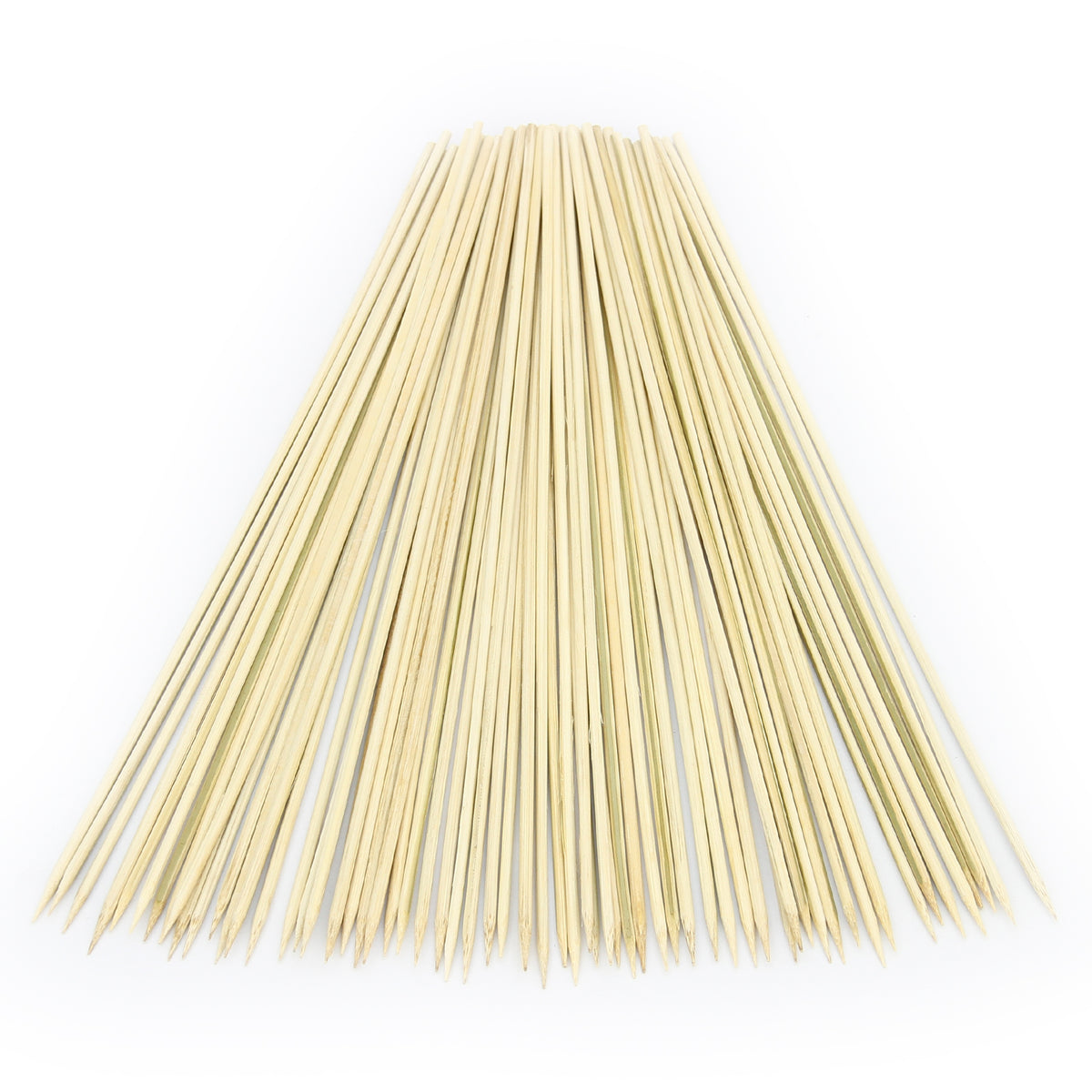 Stecchini di legno di bambù, lunghi e sottili, disposti in modo ordinato su sfondo bianco, ideali per grigliate e presentazioni di cibo