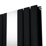 Radiatore moderno in alluminio nero con pannelli verticali e finitura lucida, ideale per ambienti eleganti e contemporanei