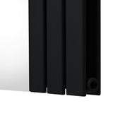Radiatore moderno in metallo nero opaco con linee geometriche e finitura liscia, ideale per interni eleganti e contemporanei