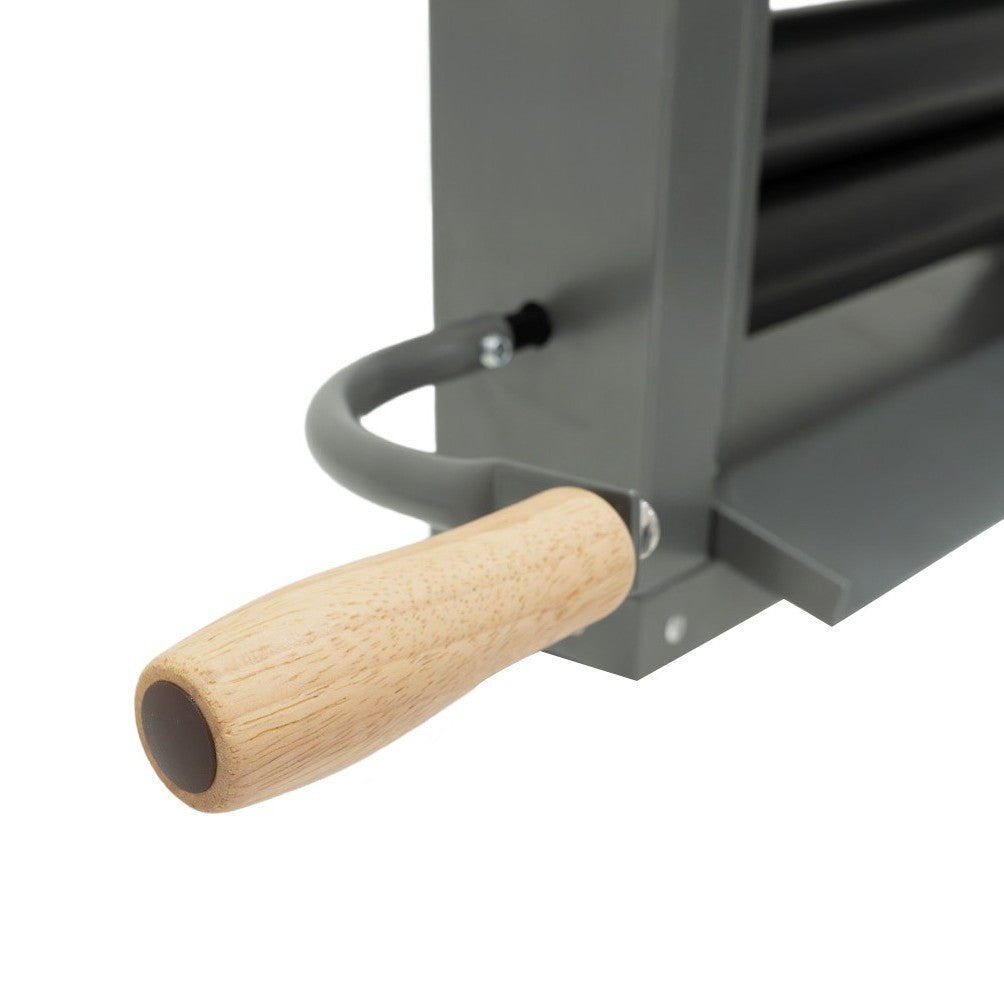 Strizzatore manuale per indumenti con manico in legno, struttura metallica grigia e rulli per una facile estrazione dell'acqua