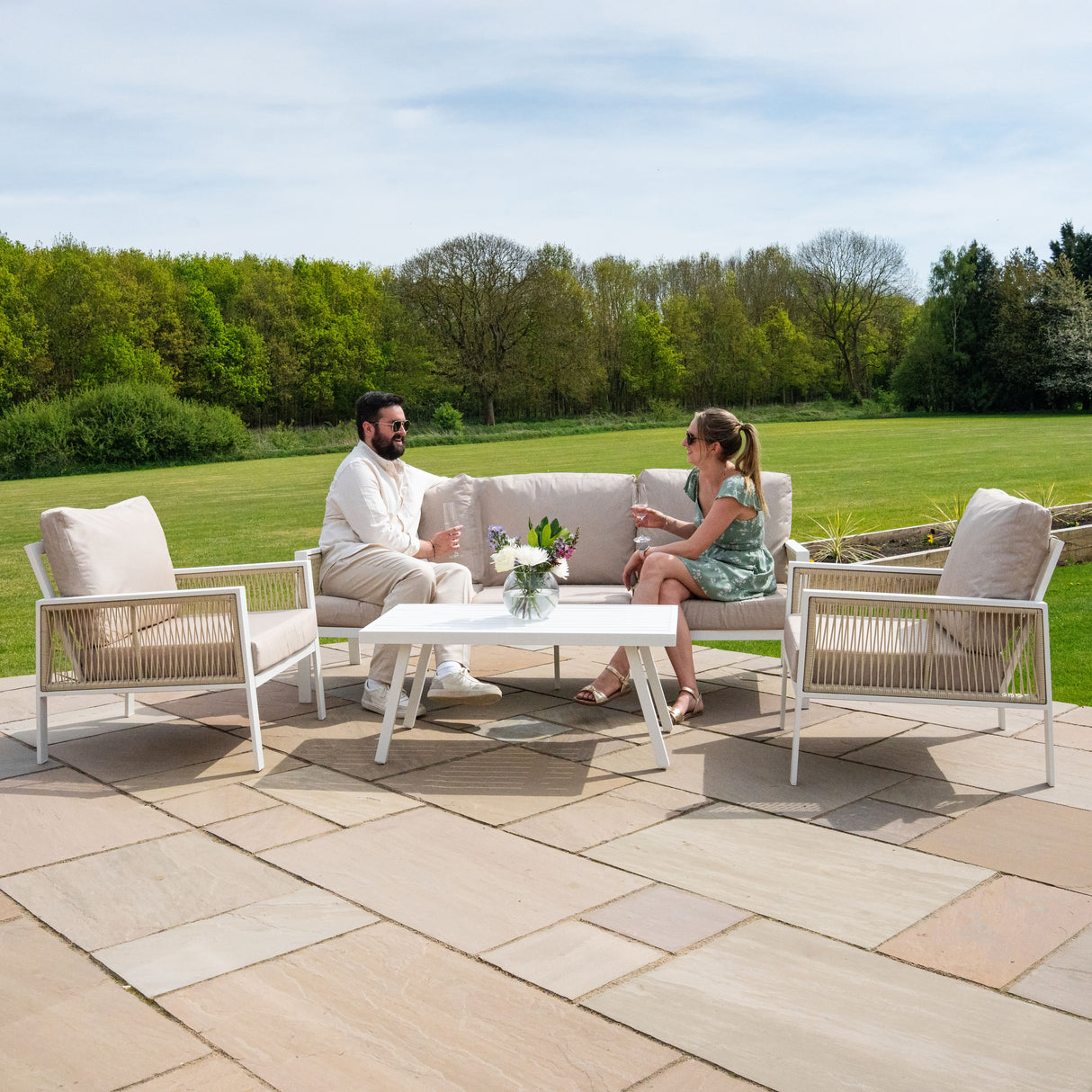 Set da Giardino in Alluminio 4 Pezzi con Cassapanca in Rattan Nero – Bianco