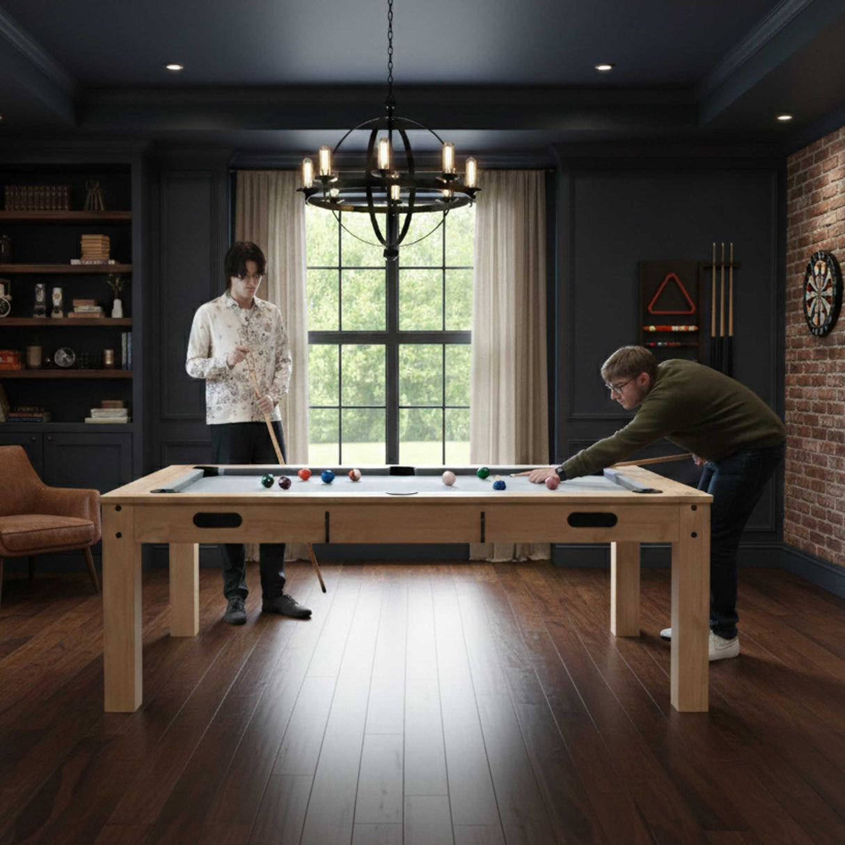 Tavolo multigioco 7-in-1 effetto legno beige, con due persone che giocano, ambientato in una stanza elegante con pareti scure