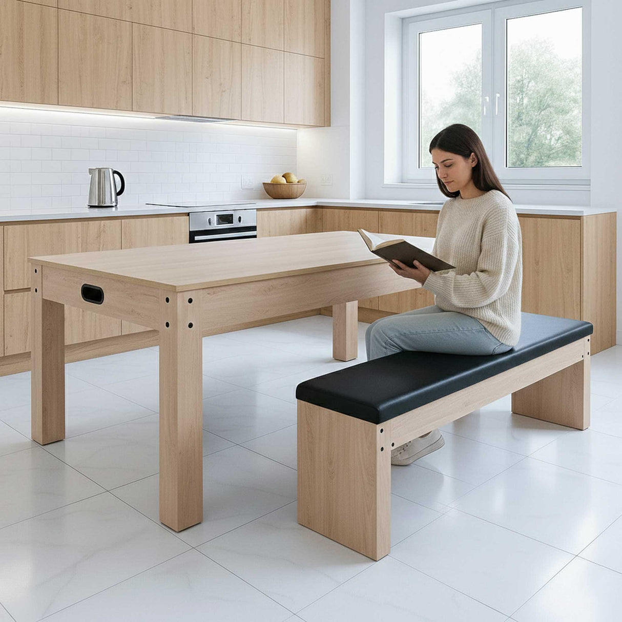 Tavolo multigioco beige in legno con panca contenitore, superficie liscia e moderna, utilizzato da una giovane donna che legge in cucina