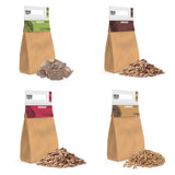 Sacchetti di legno affumicatore con trucioli di diverse essenze, presentati in confezioni colorate e materiali naturali, ideali per barbecue