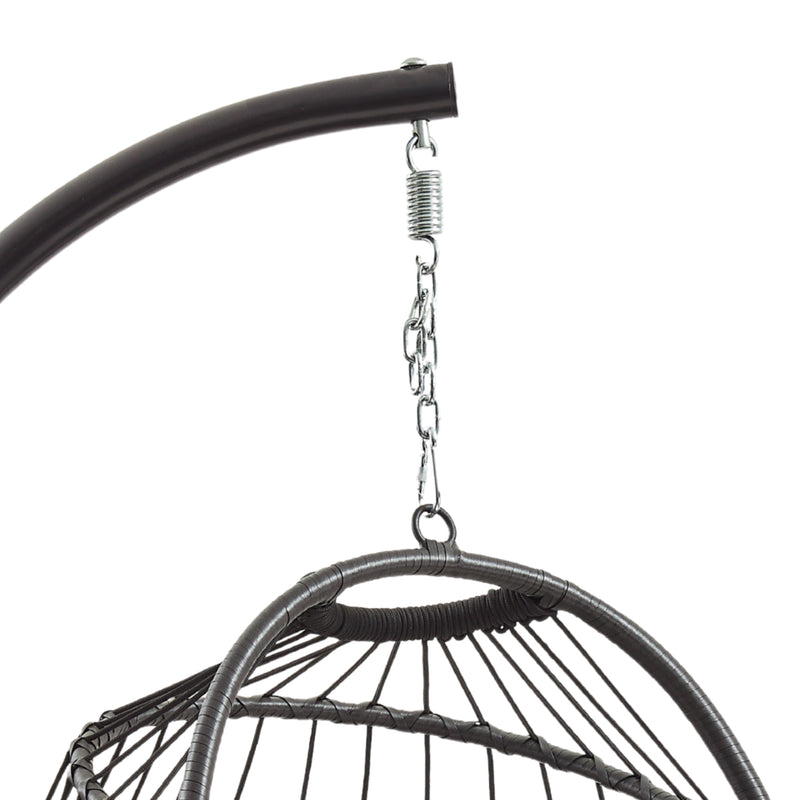 Amaca sospesa in rattan intrecciato di colore marrone scuro, appesa a un supporto metallico curvato, con dettagli metallici lucidi