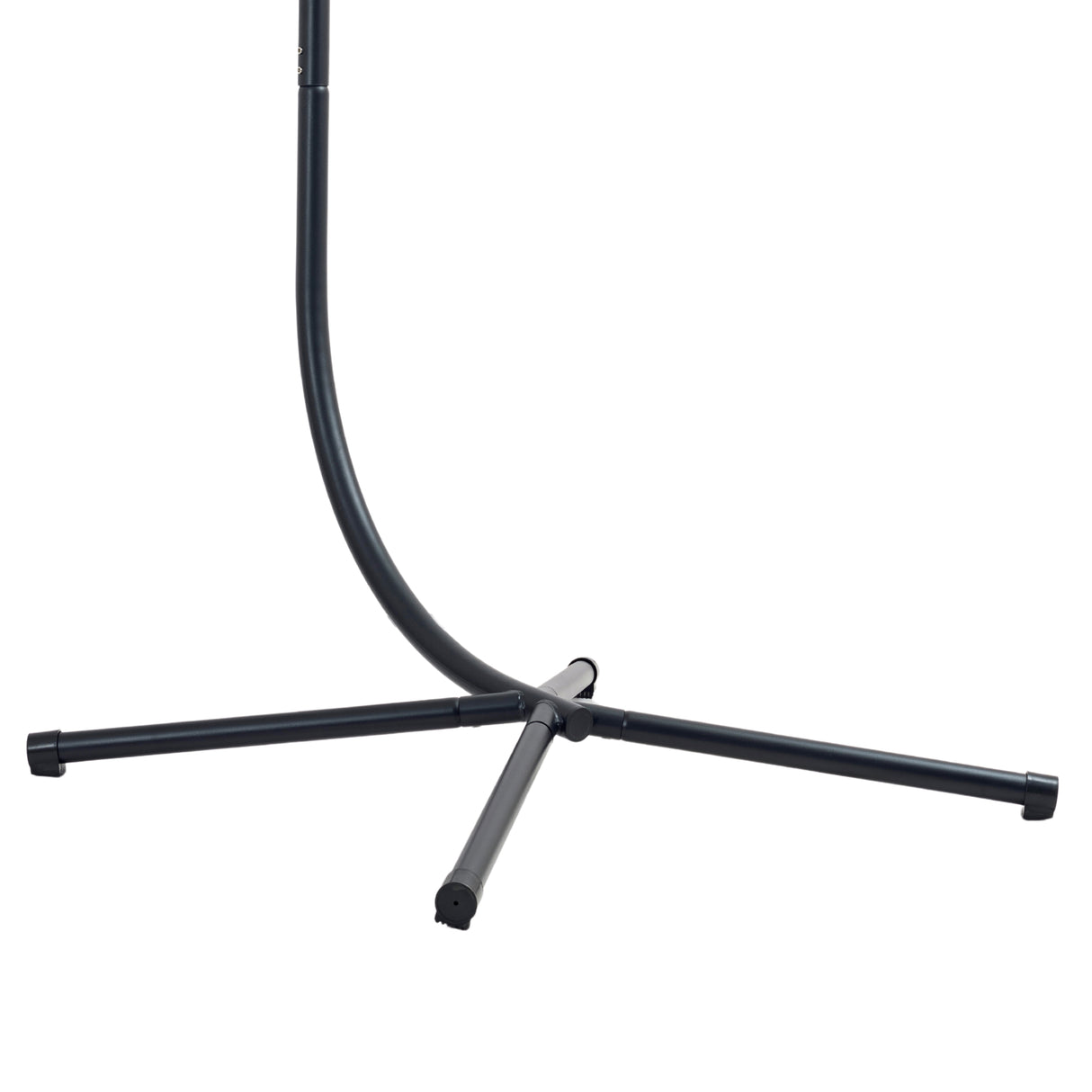 Struttura nera a treppiede per poltrona sospesa a uovo in rattan grigio, con design curvo e finitura liscia, ideale per esterni