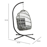 Poltrona sospesa a uovo in rattan grigio con struttura nera, cuscini morbidi e design elegante, ideale per esterni e interni