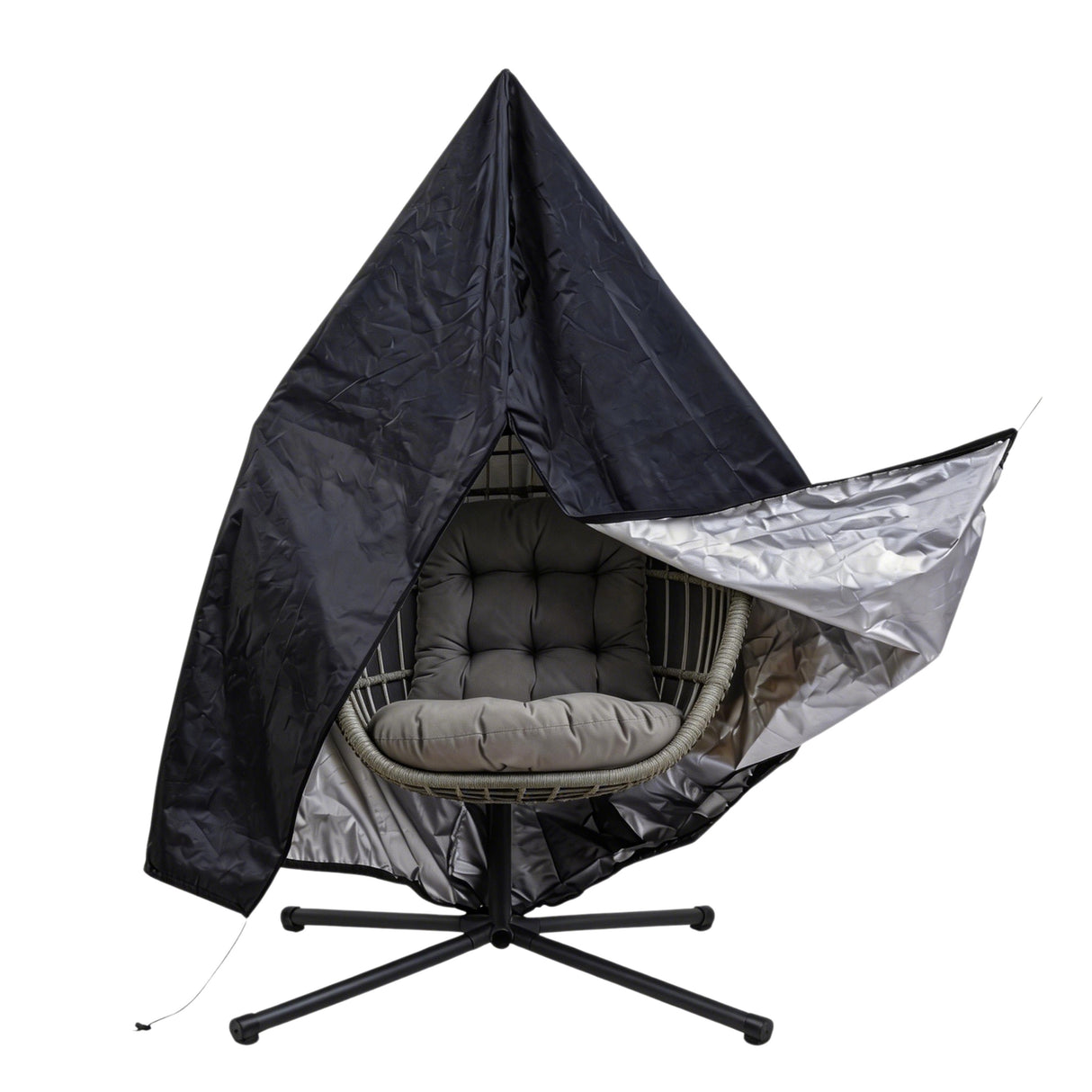 Poltrona sospesa a uovo in rattan grigio con struttura nera, cuscino morbido e copertura protettiva argentata, design moderno e accogliente