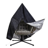 Poltrona sospesa a uovo in rattan grigio con struttura nera, cuscino morbido e copertura protettiva argentata, design moderno e accogliente