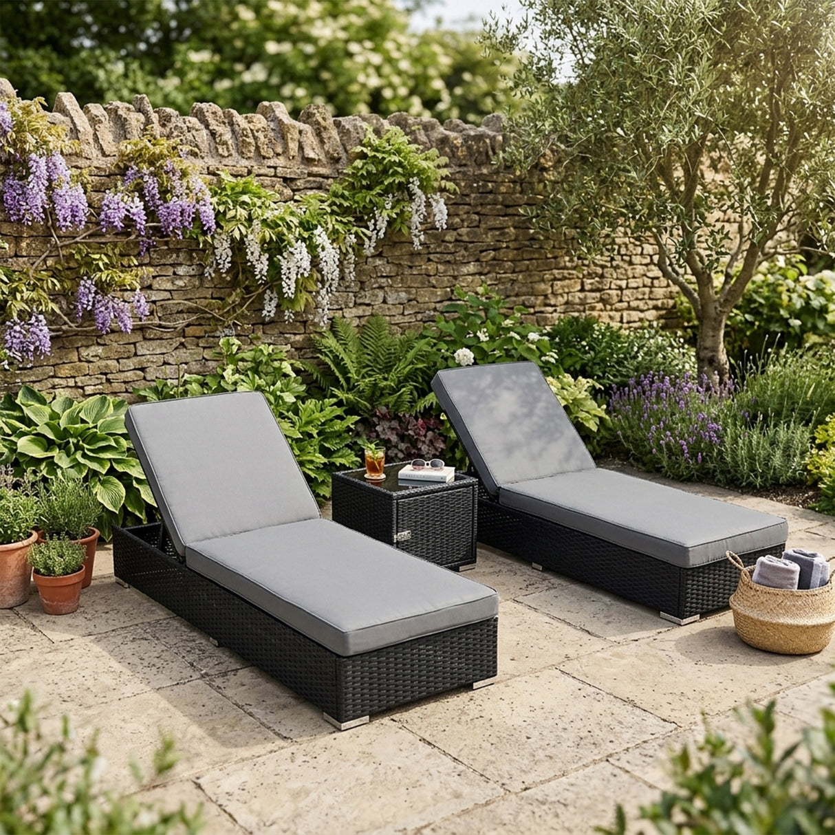 Set Lettini Prendisole in Rattan con Tavolino
