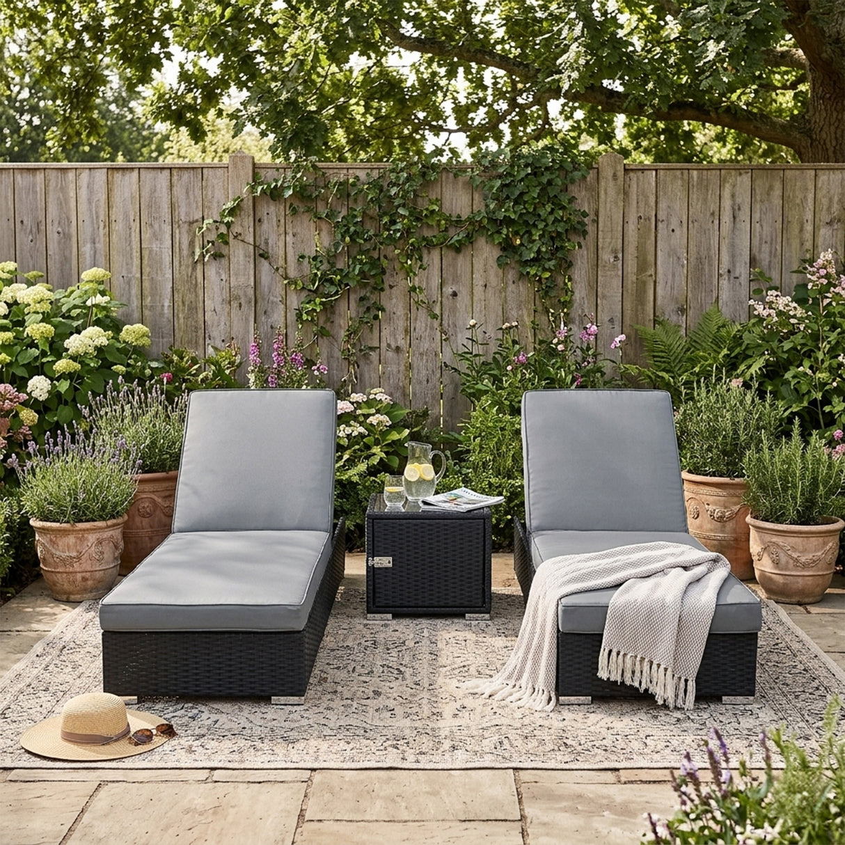 Set Lettini Prendisole in Rattan con Tavolino