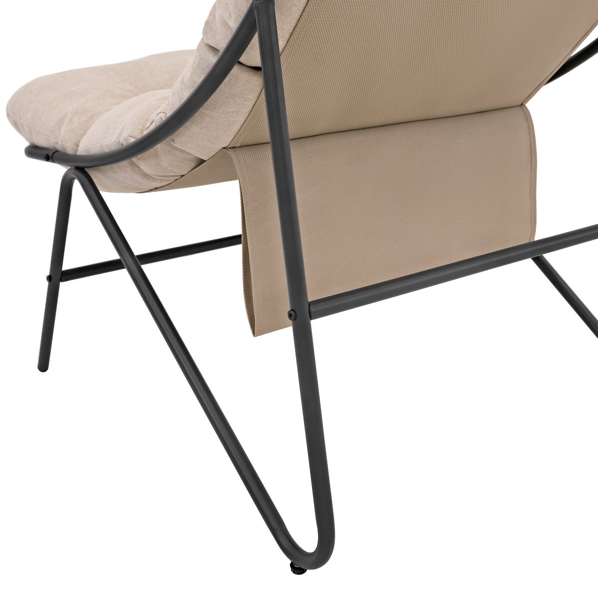 Poltrona moderna con struttura in metallo nero, cuscini beige in tessuto morbido, design elegante e accogliente per interni ed esterni