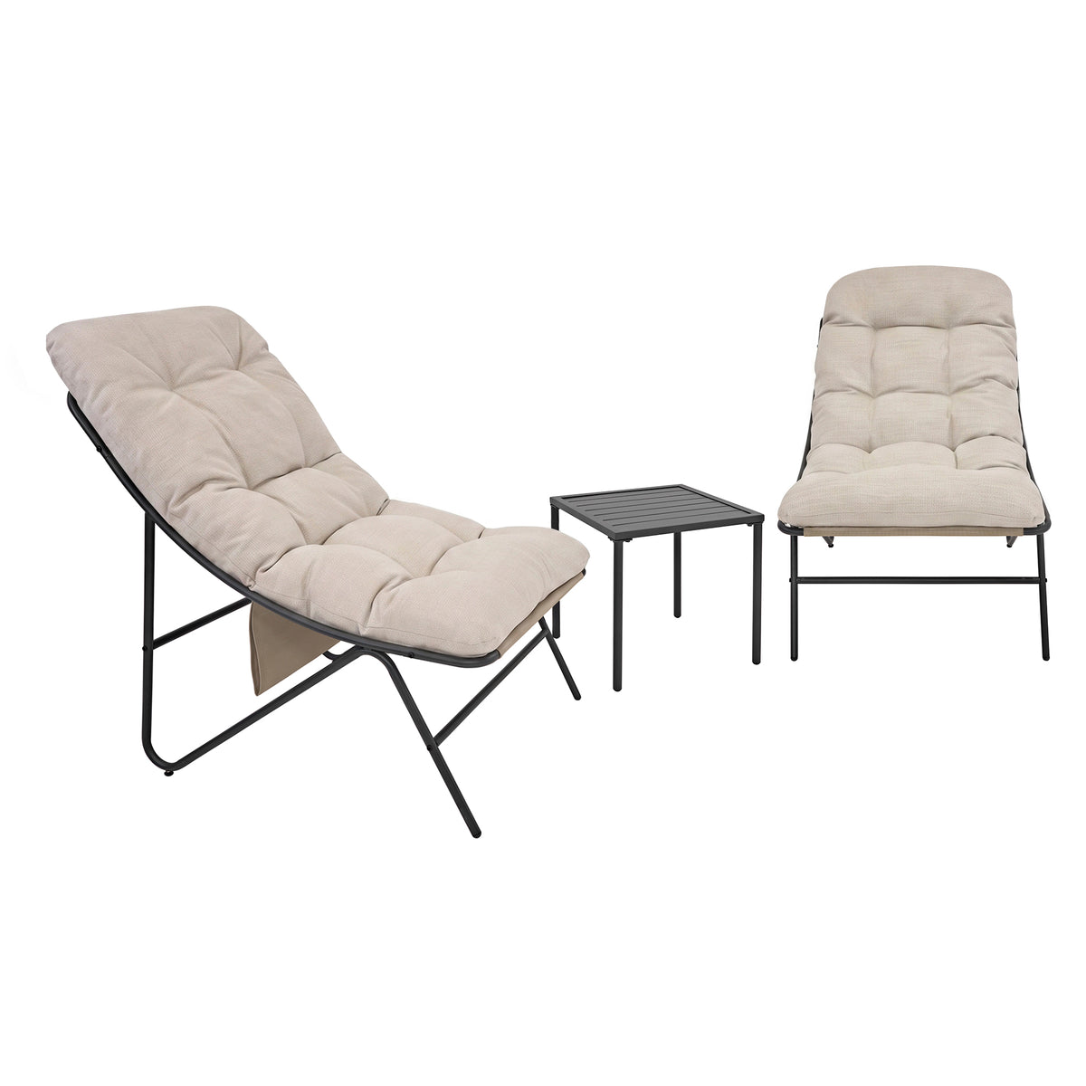 Due poltrone reclinabili beige con cuscini morbidi e struttura in metallo nero, accompagnate da un tavolino quadrato in metallo
