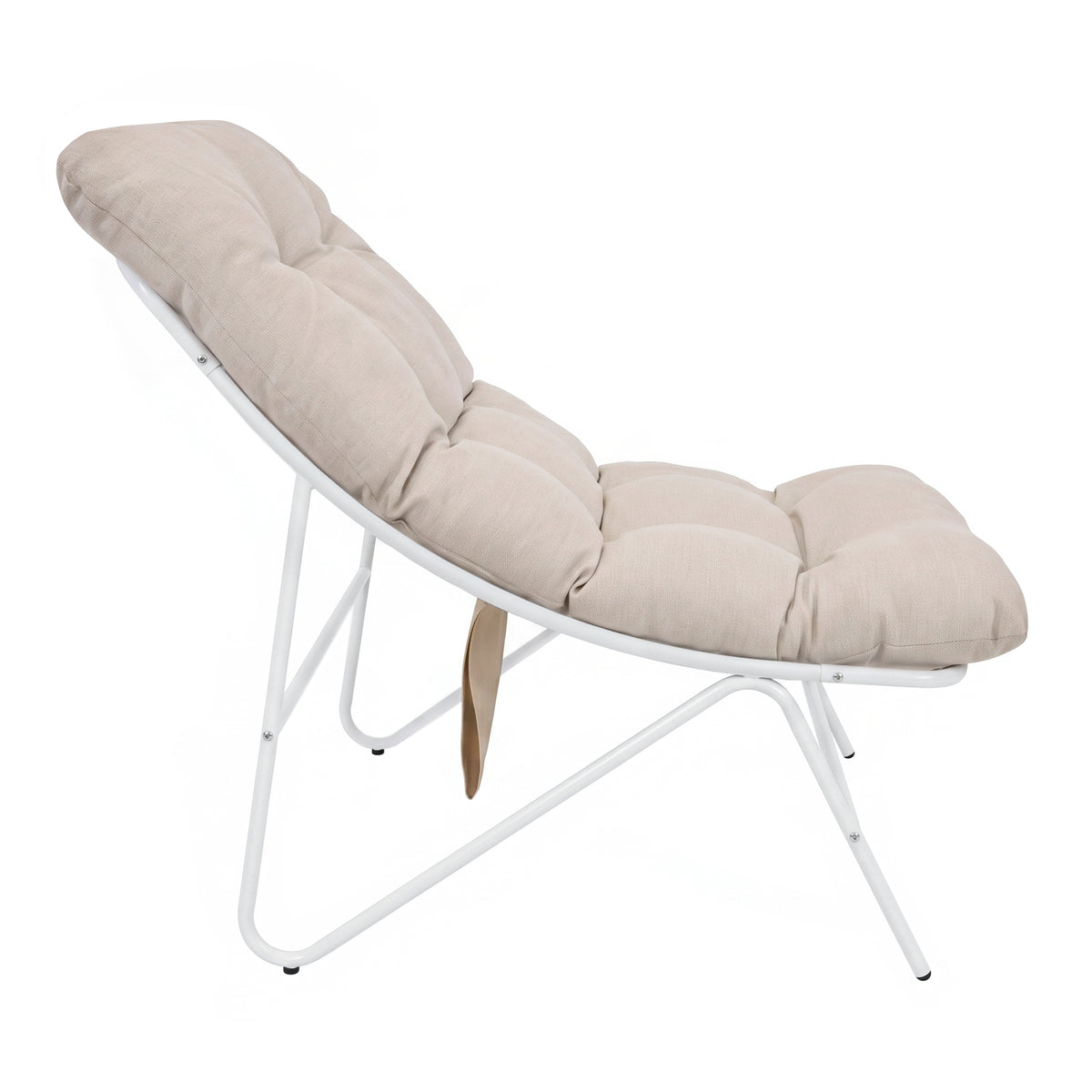 Sedia lounge con struttura bianca e cuscino beige, design curvo e imbottitura morbida per un comfort elegante e moderno