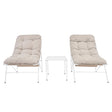 Due sedie a sdraio beige con cuscini morbidi e un tavolino bianco in metallo, perfette per un ambiente esterno elegante e confortevole