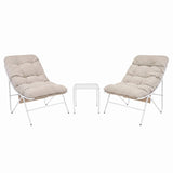 Due poltrone beige con cuscini morbidi e struttura bianca, affiancate a un tavolino trasparente in vetro, design moderno e accogliente