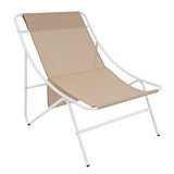 Sedia da esterno con struttura bianca in metallo e seduta beige in tessuto resistente, design moderno e minimalista, ideale per il relax