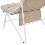 Poltrona moderna con struttura bianca in metallo, cuscini beige morbidi e design elegante, ideale per interni e esterni