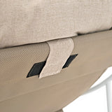 Sedia moderna con rivestimento in tessuto beige, schienale imbottito e dettagli in pelle nera, design elegante e funzionale