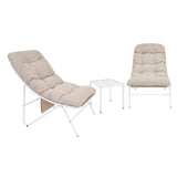 Set di due poltrone reclinabili beige con cuscini morbidi e tavolino bianco in metallo, ideale per esterni o interni moderni