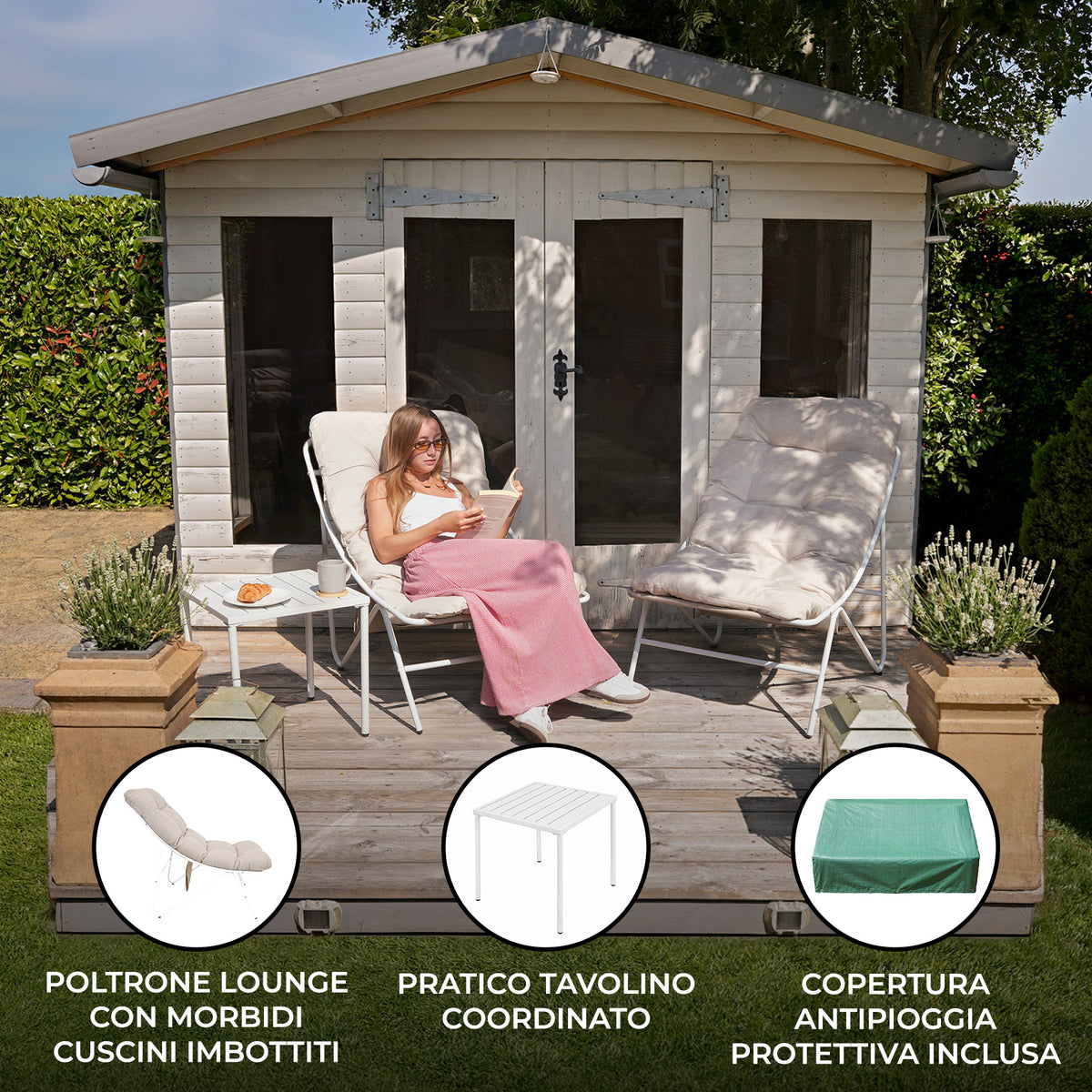 Casetta da giardino in legno chiaro con poltrone lounge bianche, cuscini morbidi e tavolino coordinato, circondata da piante verdi