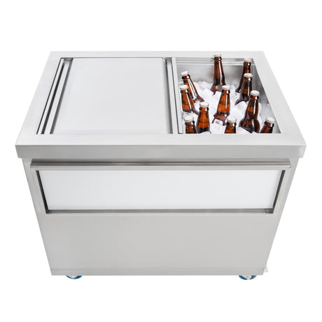 Cassa frigo in acciaio inox con bottiglie di birra immerse nel ghiaccio, dotata di coperchio scorrevole e ruote per facilità di movimento