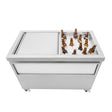 Barattolo refrigerato in acciaio inox con bottiglie di birra immerse nel ghiaccio, dotato di coperchio e ruote per facilità di movimento