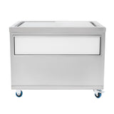 Banchina refrigerata in acciaio inox con ruote, superficie liscia e finitura lucida, ideale per esposizione e conservazione di alimenti