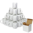 Tazze in ceramica bianca per sublimazione, impilate a piramide, con scatola di cartone aperta accanto, superficie liscia e lucida
