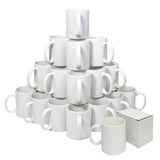 Tazze per sublimazione in ceramica bianca, impilate a piramide, con manici rotondi e superficie liscia, pronte per personalizzazione