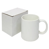 Tazza in ceramica bianca per sublimazione, con forma cilindrica e manico, accanto a una scatola bianca di cartone