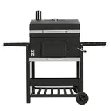Barbecue affumicatore XL a carbone con griglia in ghisa, struttura nera, ruote per facilità di spostamento e coperchio superiore