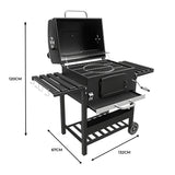 Barbecue affumicatore XL a carbone, griglia in ghisa, struttura nera, ripiani laterali in metallo, ruote per facilità di movimento