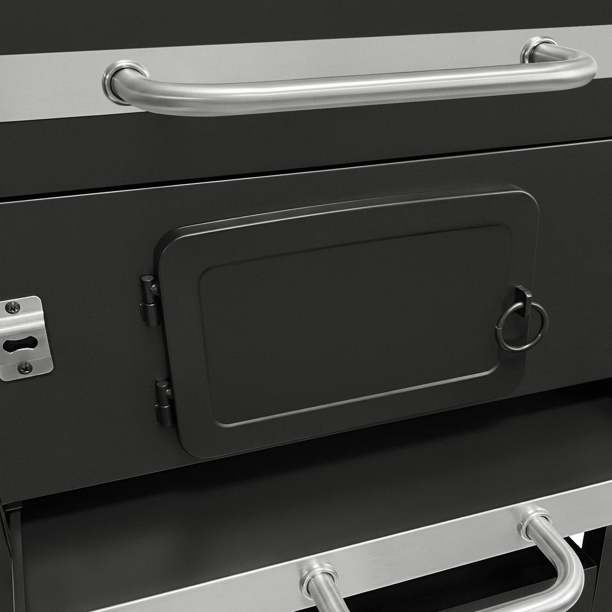 Sportello di un barbecue in acciaio inox, finitura nera opaca, con maniglia in metallo e dettagli eleganti, ideale per esterni