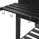 Ripiano in metallo nero con tre ganci per appendere utensili, superficie liscia e linee moderne, ideale per grigliate all'aperto