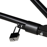 Dettaglio della tenda per moto grigia, con struttura in metallo nero e serratura di sicurezza, evidenziando robustezza e design pratico