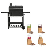 Barbecue affumicatore XL a carbone, con griglia in ghisa, struttura nera, ruote per facilità di movimento e sacchetti di legno per affumicatura