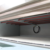 Interno del forno a convezione KuKoo da 60 cm, con ripiani metallici rossi e superficie grigia, progettato per una cottura uniforme