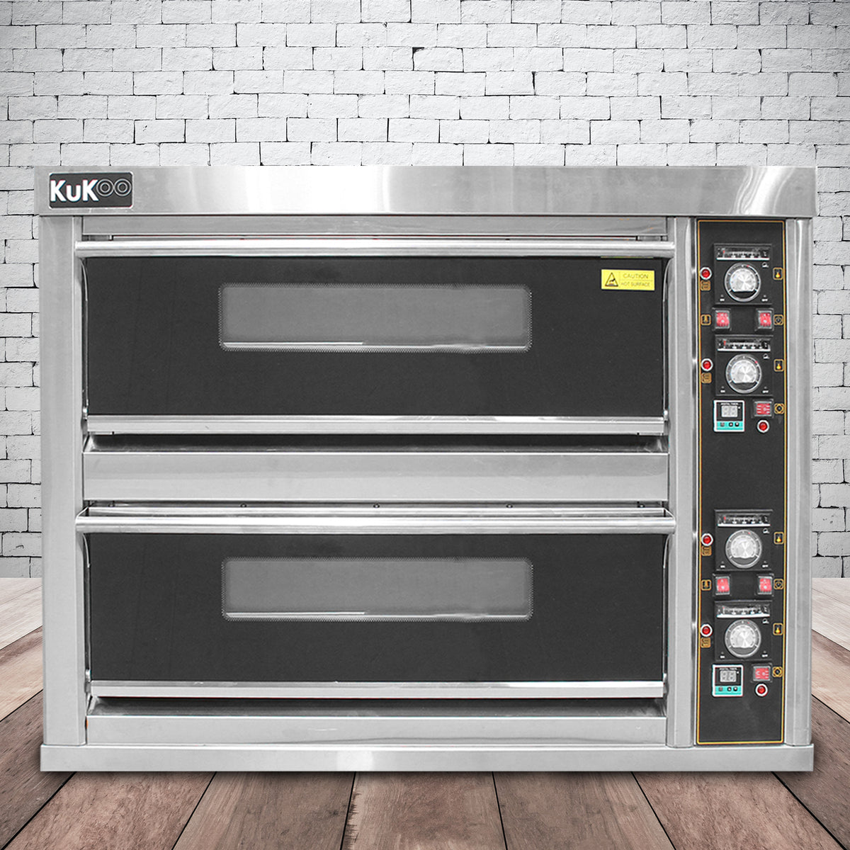 Forno a convezione KuKoo da 60 cm, con finitura in acciaio inox, due vani di cottura e pannelli di controllo colorati e intuitivi