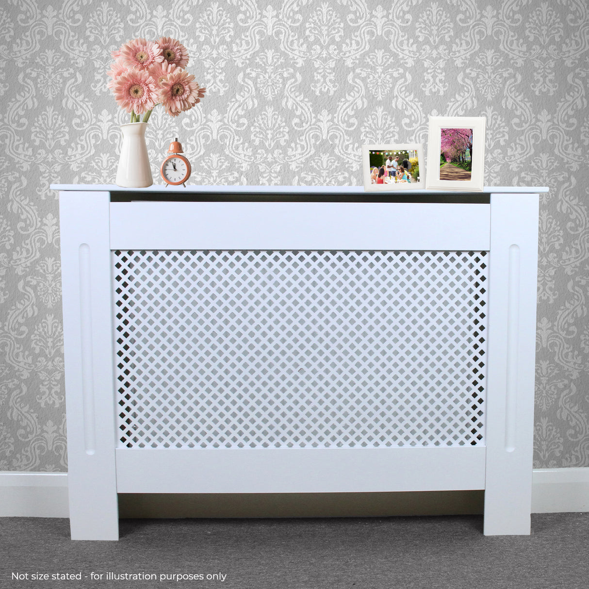 Copritermosifone in MDF bianco personalizzabile, con design a rete, elegante e moderno, posizionato contro una parete decorata