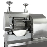 Macchina per la lavorazione degli alimenti in acciaio inox, con finitura lucida, manopole di regolazione e struttura robusta e compatta