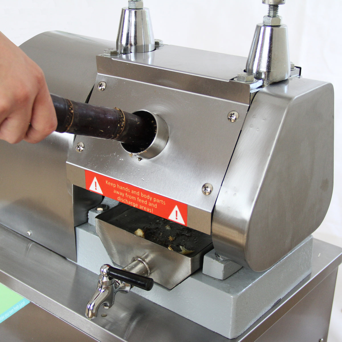 Macchina per spremere canna da zucchero, con struttura in acciaio inox lucido e manico in legno, pronta per l'uso