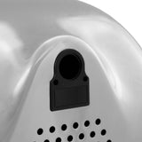 Dettaglio di un dispositivo elettronico grigio lucido con una griglia di ventilazione e un'apertura circolare per il cavo