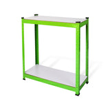 Tavolo da lavoro con struttura metallica verde brillante e ripiani bianchi, design semplice e moderno, ideale per spazi di lavoro
