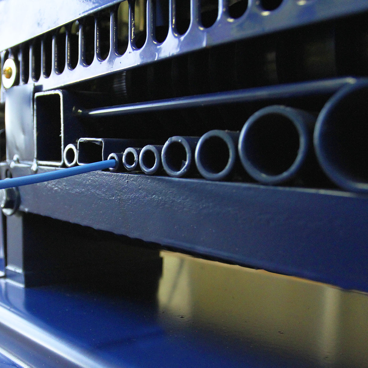 Spella cavi automatica T-Mech 55mm, con tubi di diverse dimensioni, finitura blu lucido e dettagli metallici, progettata per precisione e funzionalità