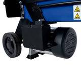 Motore elettrico nero con griglia di ventilazione, montato su una base robusta, accanto a ruote grigie di un attrezzo blu