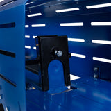 Struttura metallica blu con dettagli neri, presenta un supporto robusto e scanalature per una migliore ventilazione e accessibilità