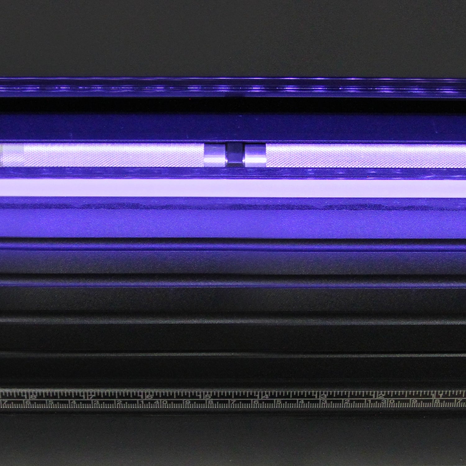 Plotter per taglio vinile con luce LED viola, superficie nera liscia e righello integrato per precisione nel taglio