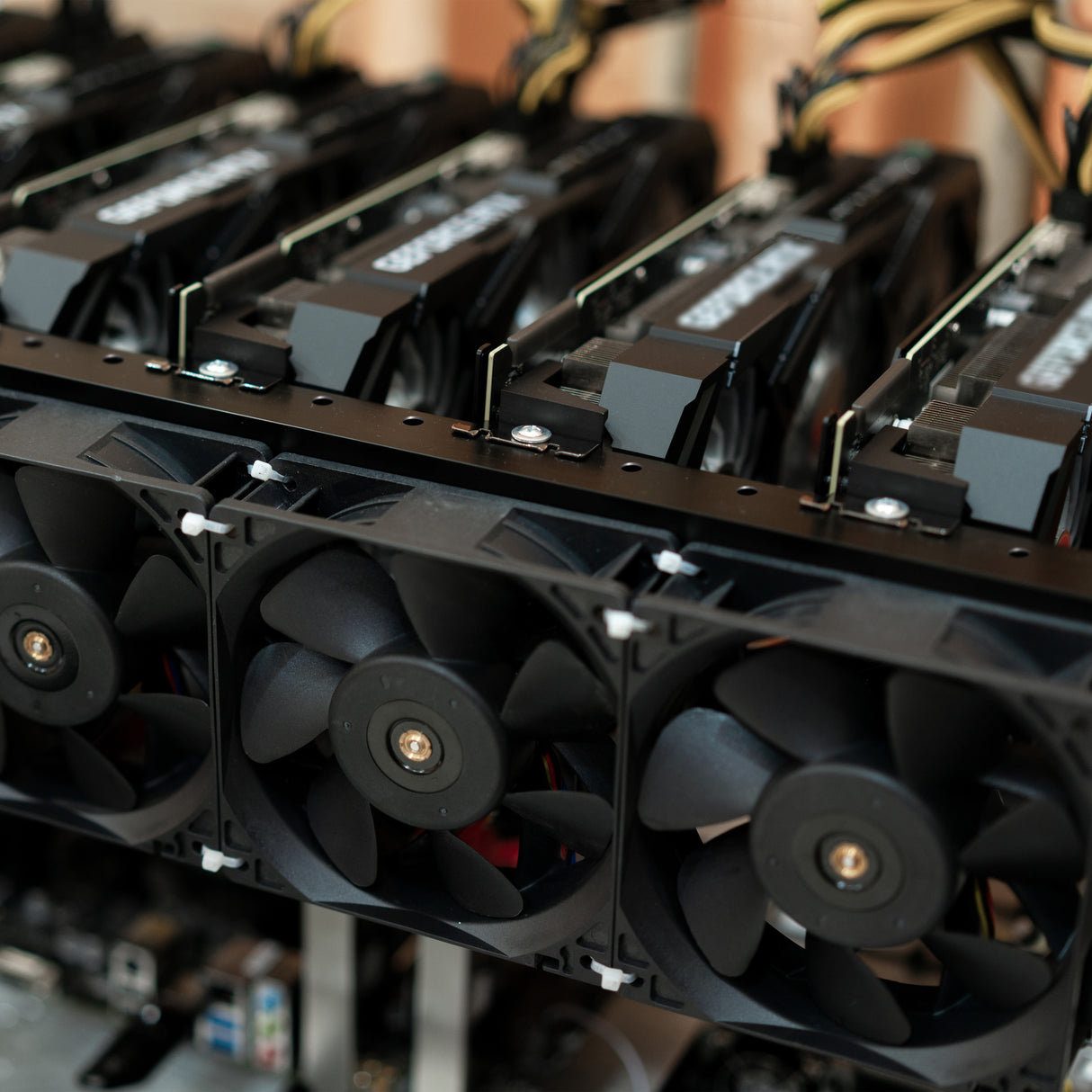 Telaio robusto per mining con supporto per 6-8 GPU, dotato di ventole nere per raffreddamento e cavi di alimentazione ben organizzati